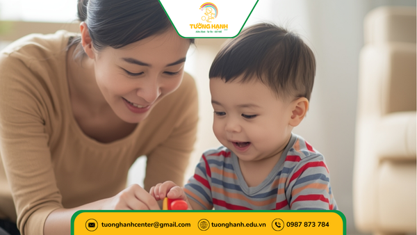 Mẹ hỗ trợ trẻ tự kỷ chơi đồ chơi giáo dục 