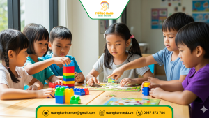 Trẻ chơi ghép hình tập trung