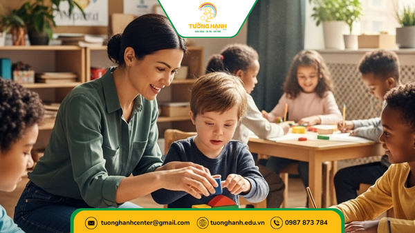 Giáo viên hỗ trợ trẻ tự kỷ hòa nhập cộng đồng tại lớp
