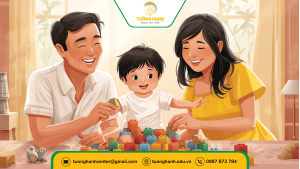 Cha mẹ hướng dẫn trẻ chơi trò đơn giản