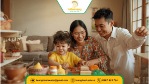 Trẻ ADHD chơi trò bán hàng cùng gia đình