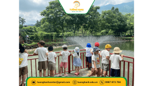 Các em nhỏ được nhìn ngắm và hòa mình với thiên nhiên