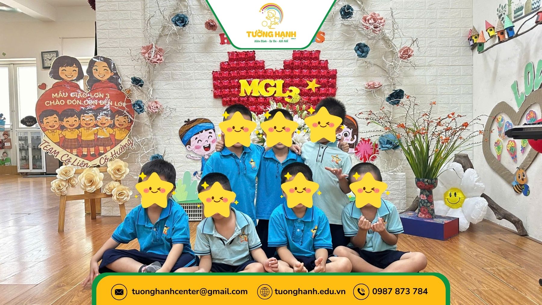 Cậu bé cùng các bạn nhỏ ở trường Sao Sáng