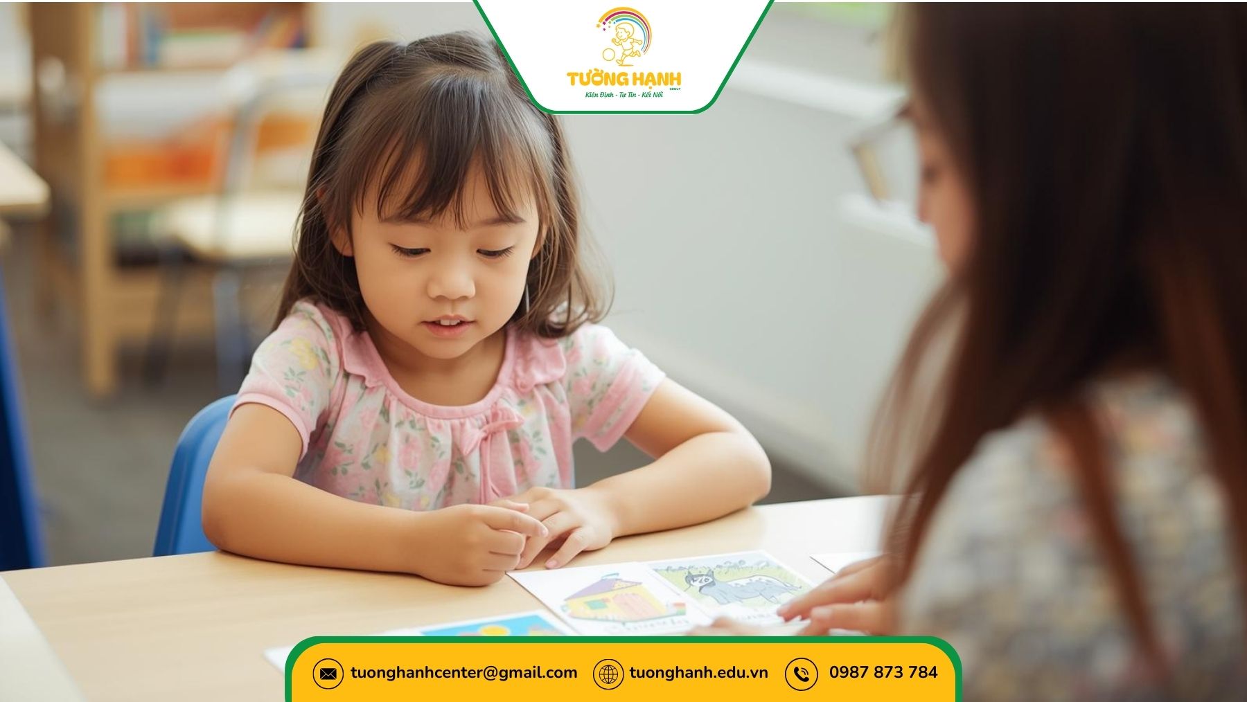 Trẻ sử dụng thẻ chữ kết hợp hình ảnh trong lớp học tại trung tâm can thiệp trẻ chậm nói