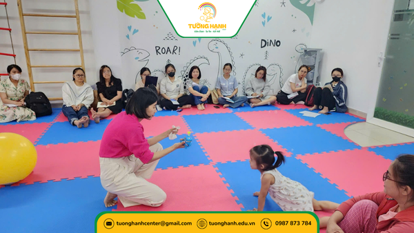 cha mẹ ngồi quan sát những cử chỉ của con yêu