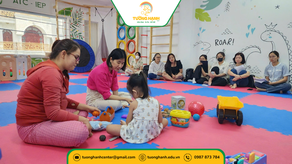 Trẻ học cùng cô giáo trong buổi hoạt động đánh giá