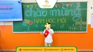 Hình ảnh bé M.K chào mừng năm học mới 