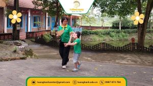 Hình ảnh bé T.P cùng cô tham gia hoạt động ngoài trời