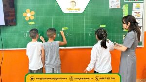 Hình ảnh cô và các bé cùng nhau giải bài tập