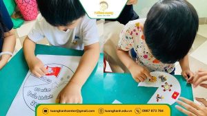 hình ảnh các bé đang thiết kế nón lá