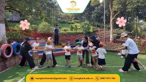 Hình ảnh cô và các bạn nhỏ chơi kéo co cùng nhau