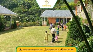 Hình ảnh cô và các bé đi đến nơi nghỉ chân