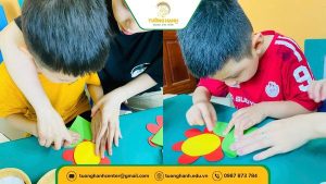 hình ảnh các bé làm đồ thủ công