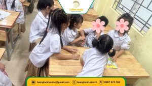 Hình ảnh bé T.P hoà nhập với bạn bè 