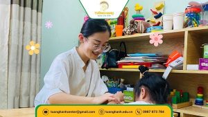 Hình ảnh cô giáo hướng dẫn bé 