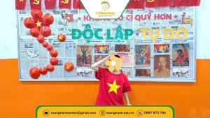 Hình ảnh bé M.K tạo dáng tư thế chào uy nghi