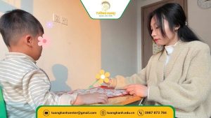 Hình ảnh cô giáo đang dậy các bé 