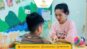 Hình ảnh các bé được các cô tại trung tâm dạy học