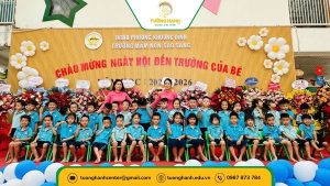 Hình ảnh bé M.L tham gia hoạt động cùng các bạn và thầy cô 