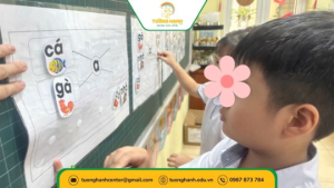 Hình ảnh bé T.P làm bài trên bảng 