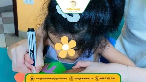 Bé trang trí ngày 8/3