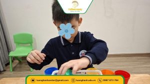 hình ảnh bé H.H vui chơi
