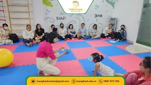 các cô dạy bé và chơi cùng bé