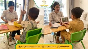 các cô dạy bé và chơi cùng bé