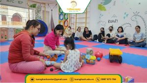 các cô dạy bé và chơi cùng bé