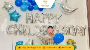 Bé check-in cùng bong bóng Happy Children's Day tại Trung tâm Tường Hạnh