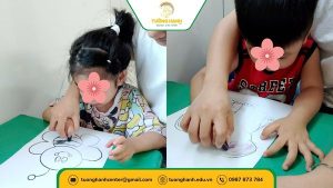 Giáo viên hướng dẫn các bé tập tô màu rèn luyện tư duy tại Trung tâm Tường Hạnh