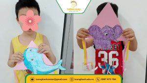 Các bé tự hào khoe sản phẩm diều giấy tự làm trong giờ học thủ công tại Trung tâm Tường Hạnh