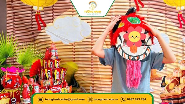 Bé đón trung thu tại trường