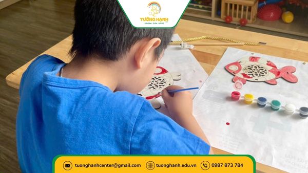Bé học tô màu tại trung tâm TƯờng Hạnh