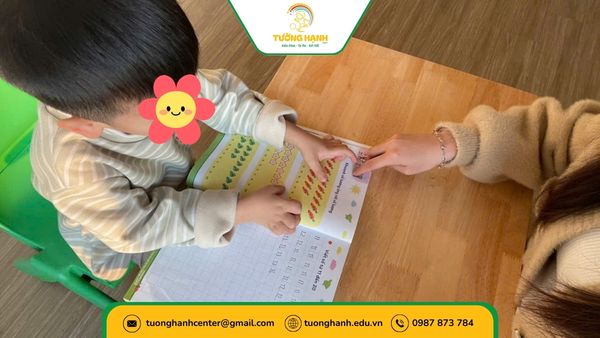 Bé tập đếm với sự hướng dẫn của cô giáo