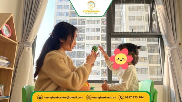Bé tập phân biệt hoa quả