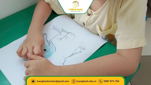 Bé tập tô màu trên tranh vẽ